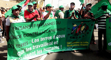 http://www.mondialisons-nos-solidarites.org/mailing/images/terres.jpg