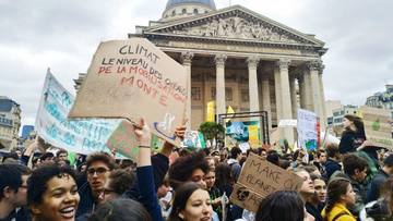 Manifestation pour le climat devant le Panthéon
